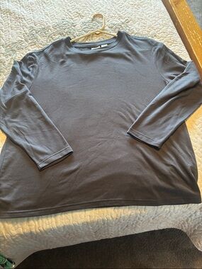 Women’s Long-Sleeve Crewneck Shirt - Charcoal Gray